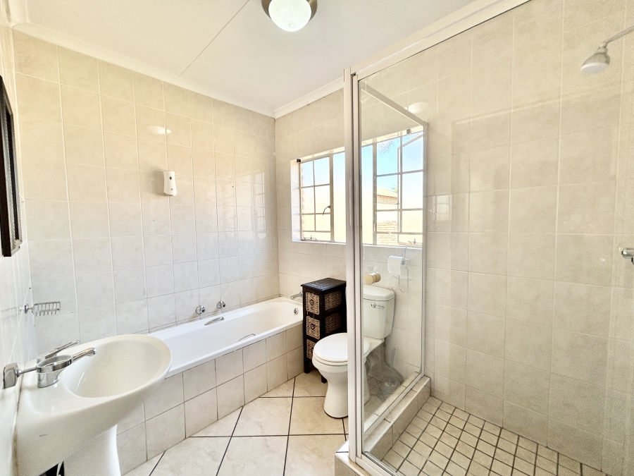 4 Bedroom Property for Sale in Thatchfield Glen Gauteng