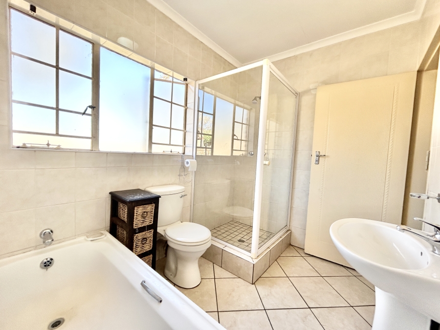 4 Bedroom Property for Sale in Thatchfield Glen Gauteng