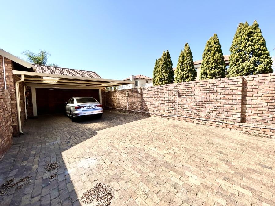 4 Bedroom Property for Sale in Thatchfield Glen Gauteng