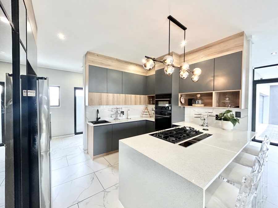 To Let 5 Bedroom Property for Rent in Midstream Heights Gauteng