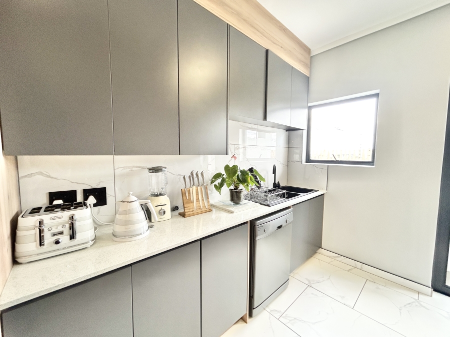 To Let 5 Bedroom Property for Rent in Midstream Heights Gauteng