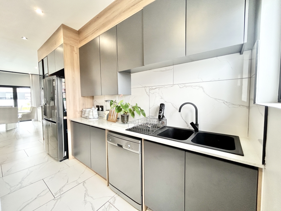 To Let 5 Bedroom Property for Rent in Midstream Heights Gauteng