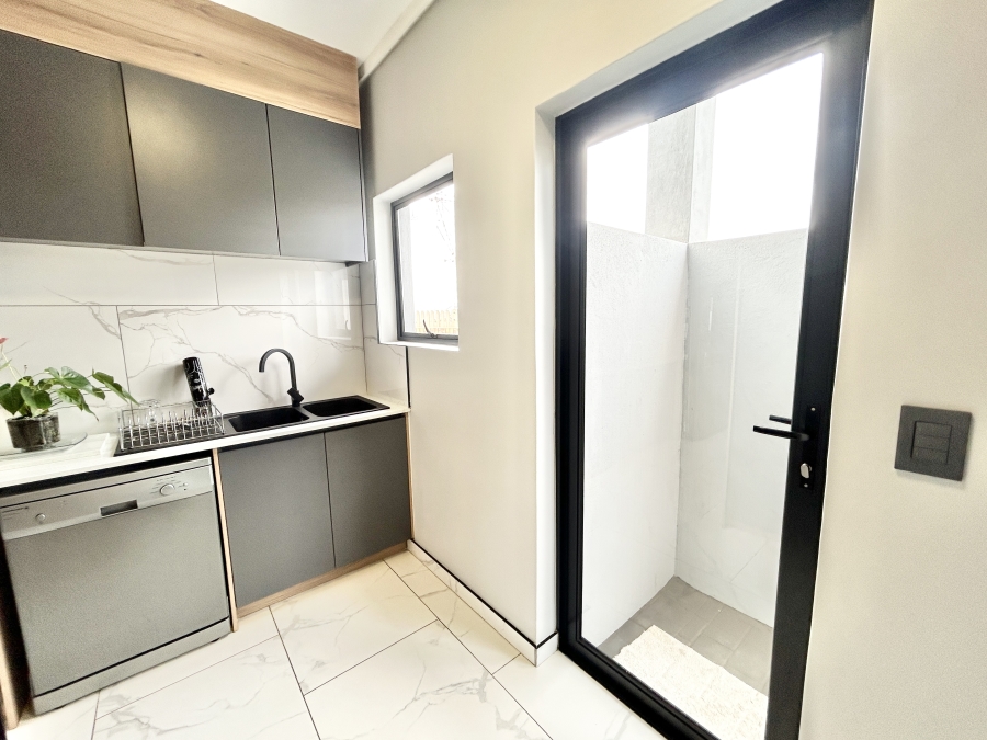 To Let 5 Bedroom Property for Rent in Midstream Heights Gauteng