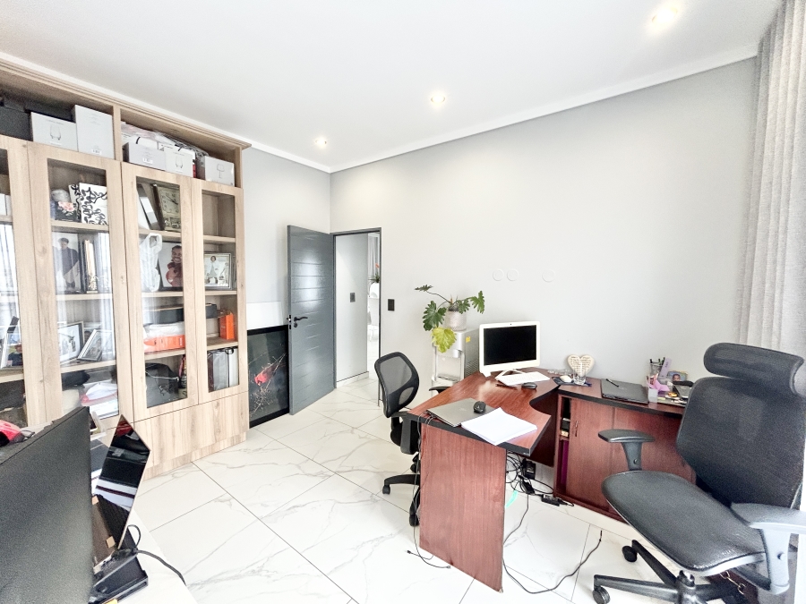 To Let 5 Bedroom Property for Rent in Midstream Heights Gauteng