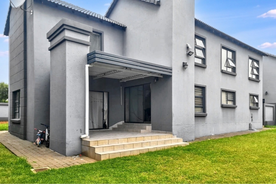 5 Bedroom Property for Sale in Thatchfield Hills Gauteng