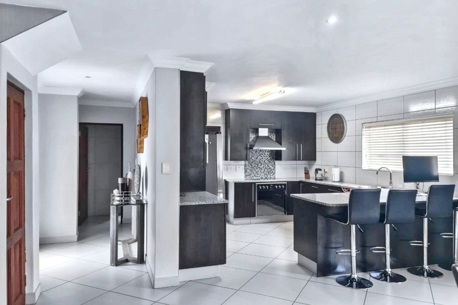 5 Bedroom Property for Sale in Thatchfield Hills Gauteng