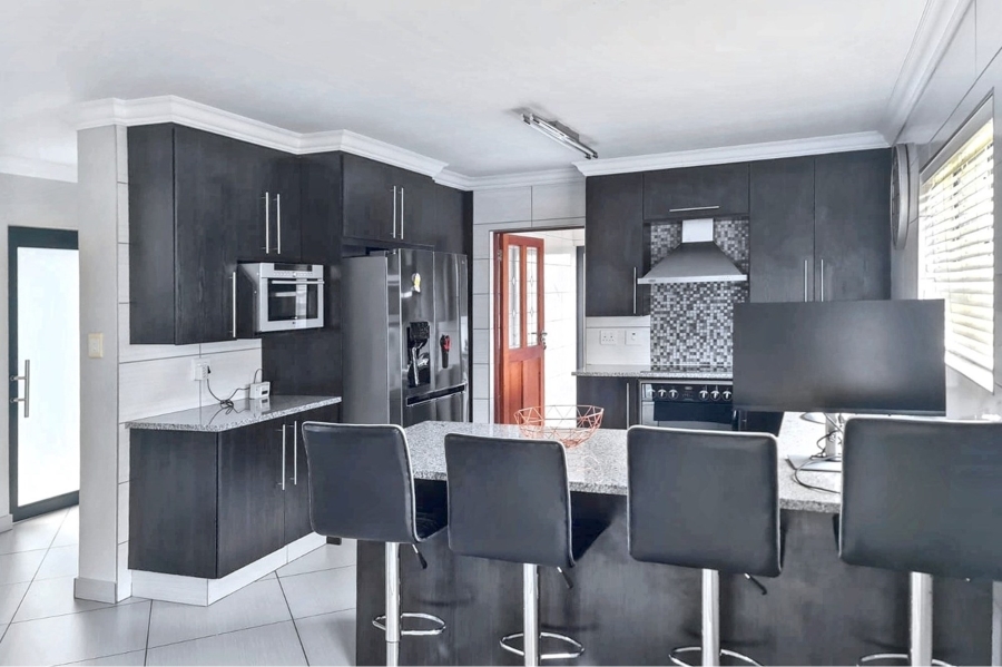 5 Bedroom Property for Sale in Thatchfield Hills Gauteng
