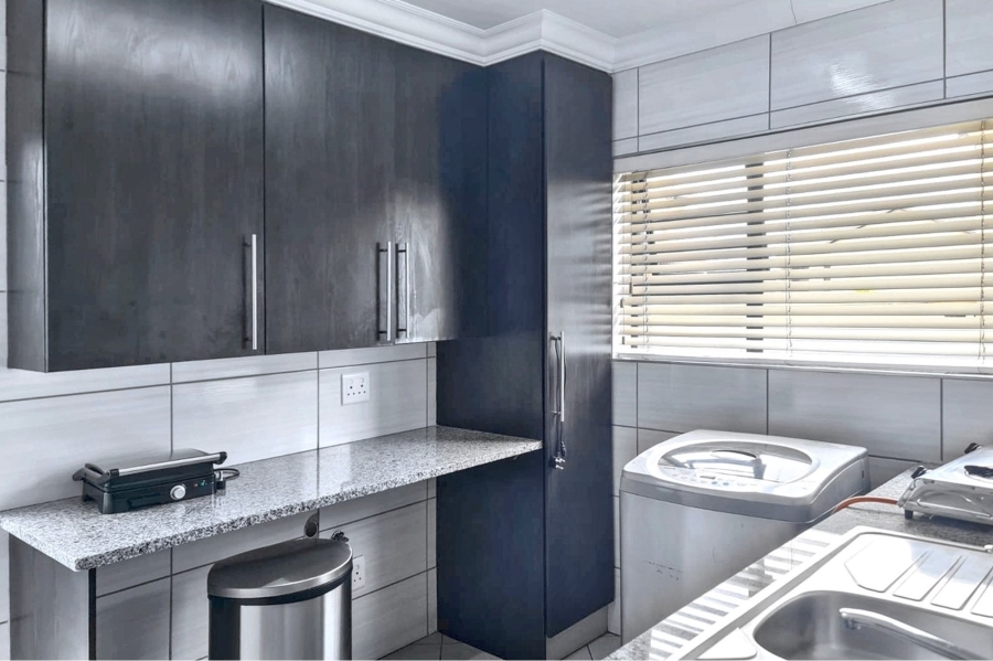 5 Bedroom Property for Sale in Thatchfield Hills Gauteng
