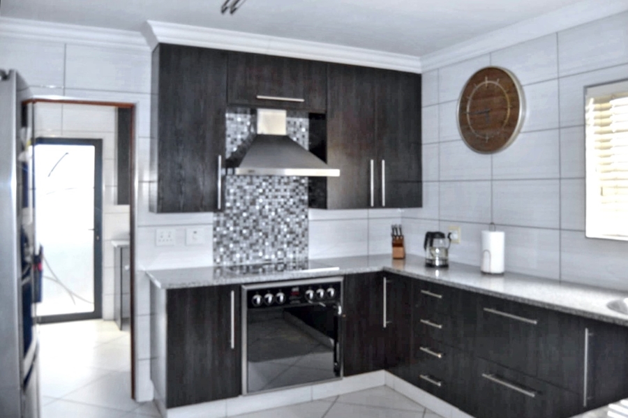 5 Bedroom Property for Sale in Thatchfield Hills Gauteng