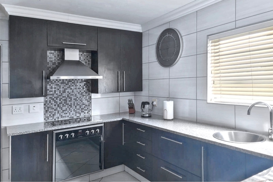 5 Bedroom Property for Sale in Thatchfield Hills Gauteng