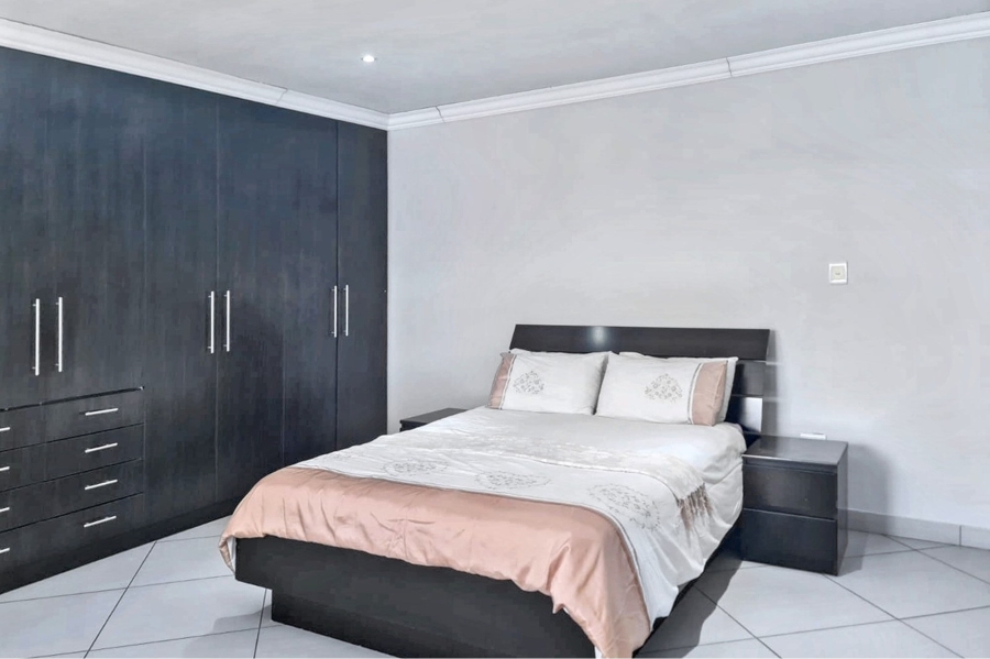 5 Bedroom Property for Sale in Thatchfield Hills Gauteng