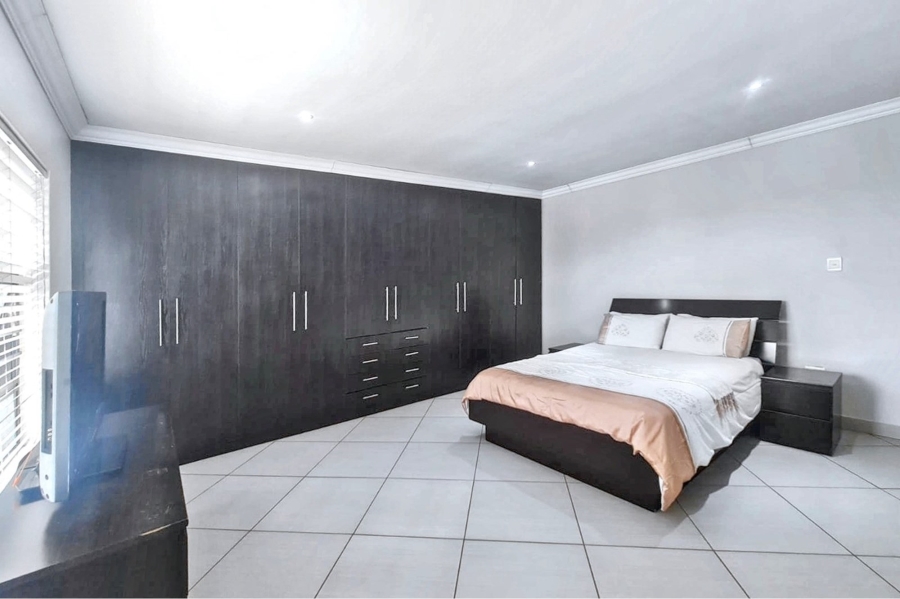 5 Bedroom Property for Sale in Thatchfield Hills Gauteng