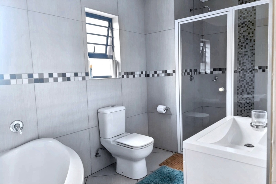 5 Bedroom Property for Sale in Thatchfield Hills Gauteng