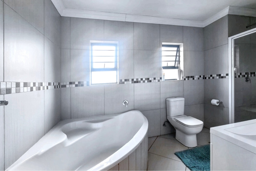 5 Bedroom Property for Sale in Thatchfield Hills Gauteng