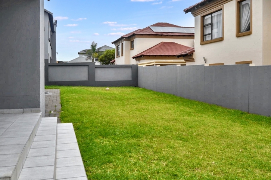 5 Bedroom Property for Sale in Thatchfield Hills Gauteng