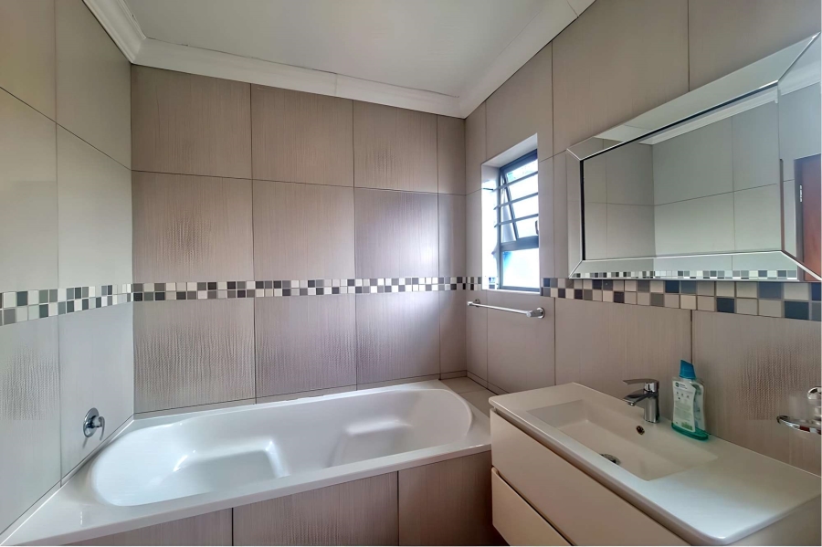 5 Bedroom Property for Sale in Thatchfield Hills Gauteng