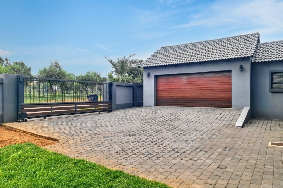 5 Bedroom Property for Sale in Thatchfield Hills Gauteng
