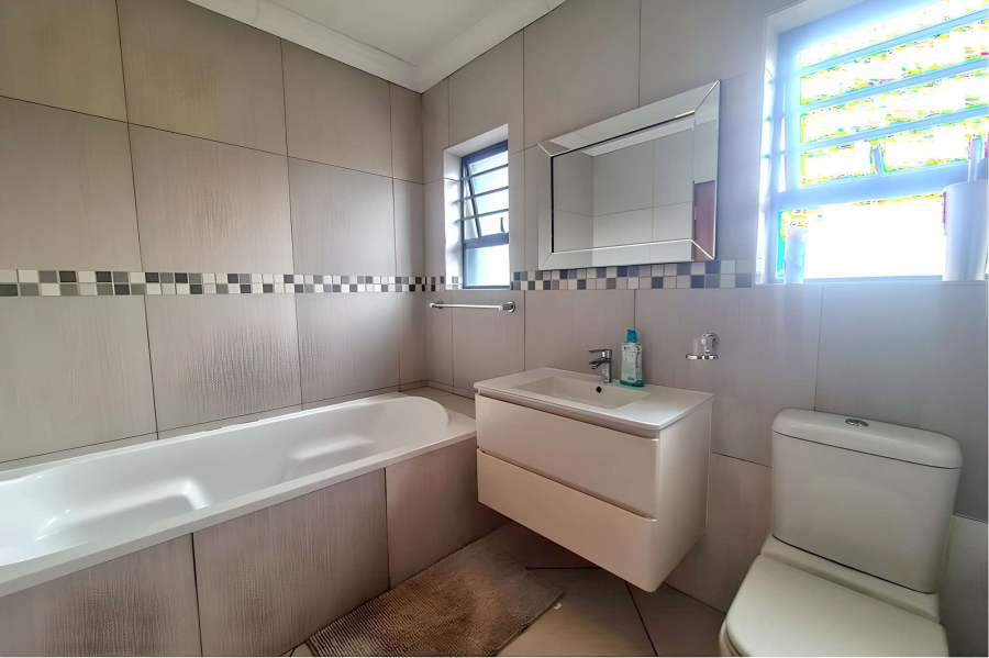 5 Bedroom Property for Sale in Thatchfield Hills Gauteng