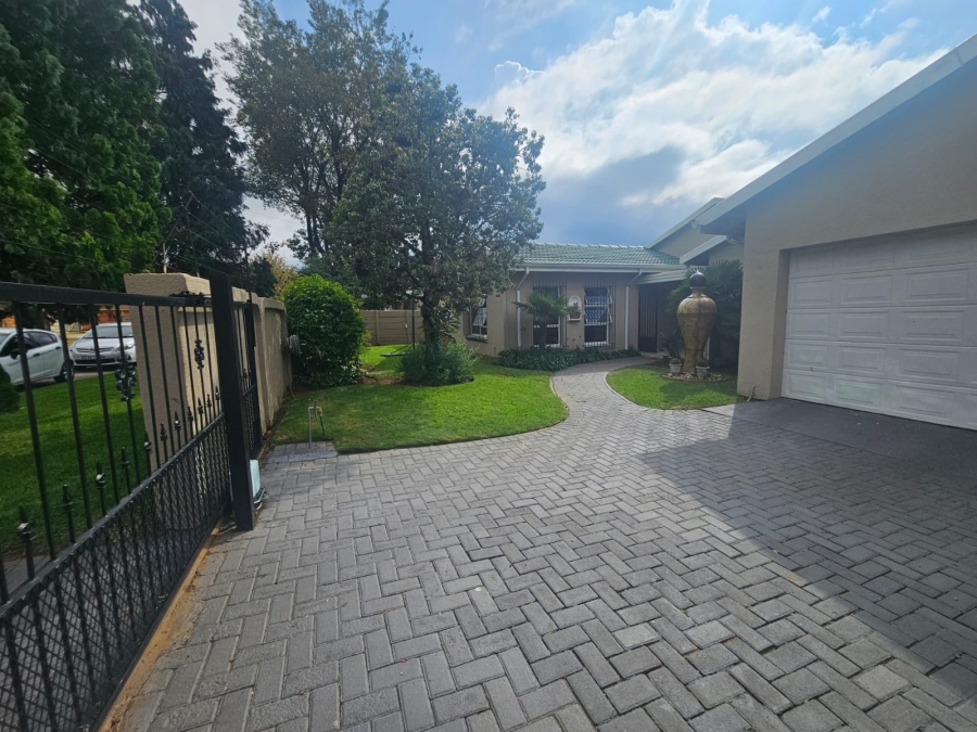 4 Bedroom Property for Sale in Helikonpark Gauteng