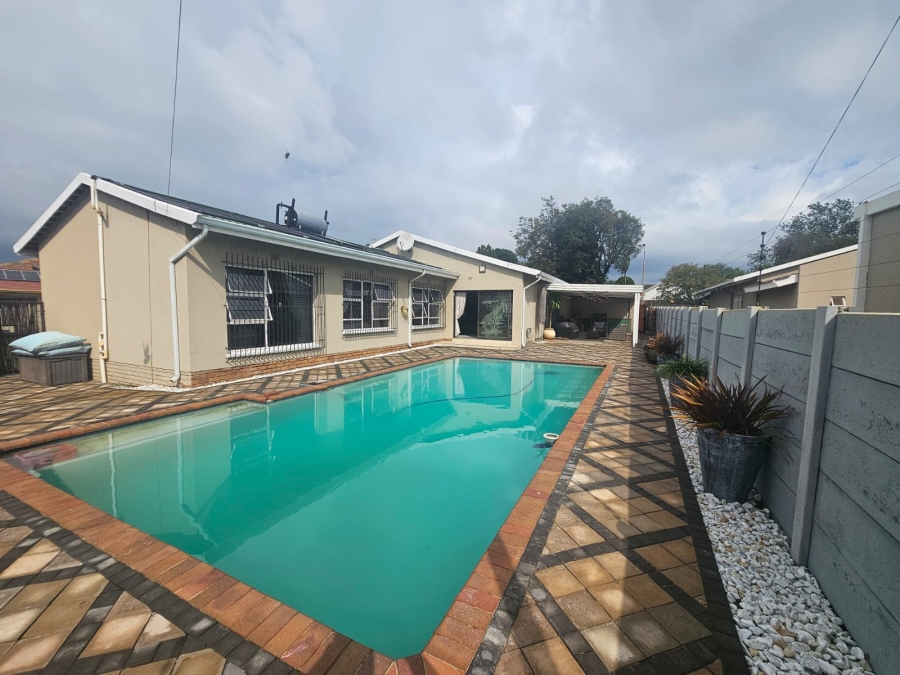 4 Bedroom Property for Sale in Helikonpark Gauteng