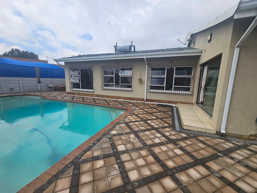 4 Bedroom Property for Sale in Helikonpark Gauteng