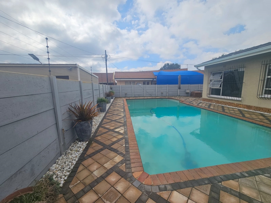4 Bedroom Property for Sale in Helikonpark Gauteng