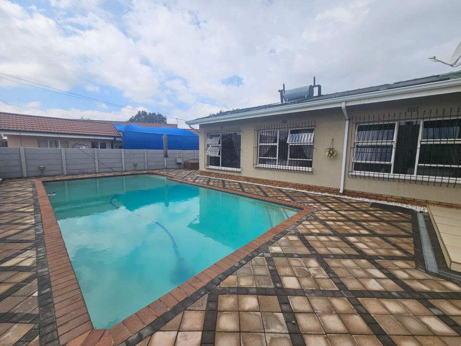 4 Bedroom Property for Sale in Helikonpark Gauteng