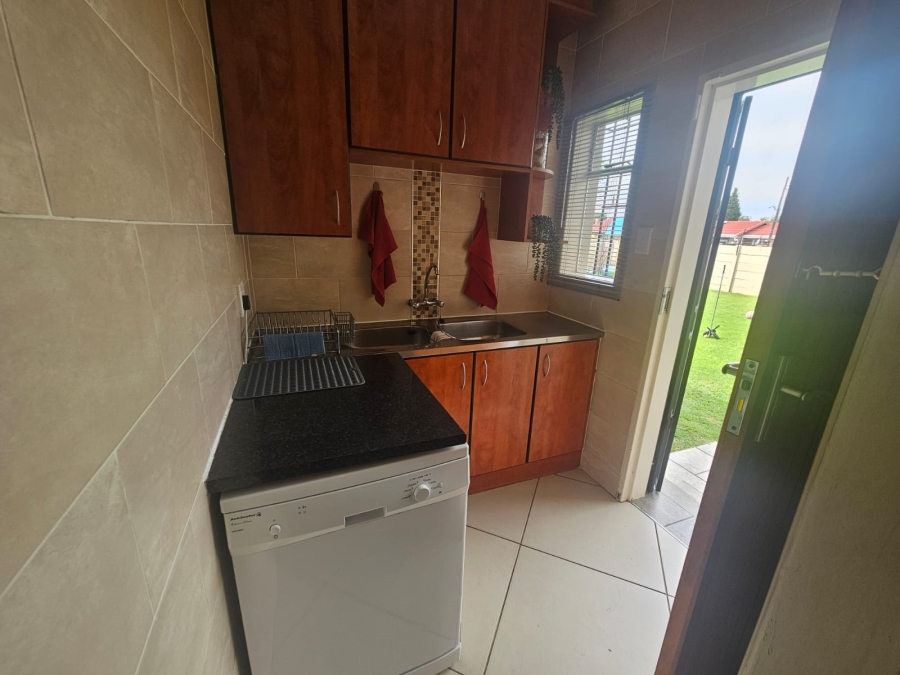 4 Bedroom Property for Sale in Helikonpark Gauteng