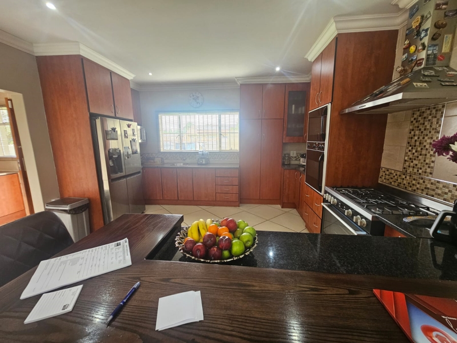 4 Bedroom Property for Sale in Helikonpark Gauteng