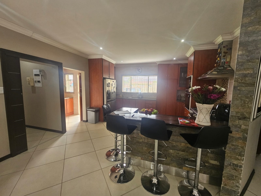 4 Bedroom Property for Sale in Helikonpark Gauteng