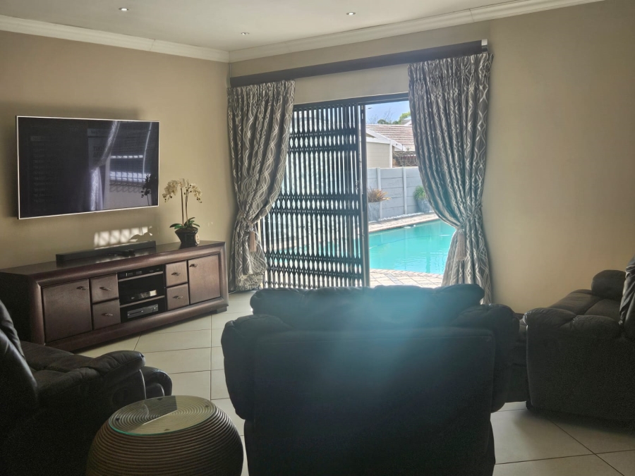 4 Bedroom Property for Sale in Helikonpark Gauteng
