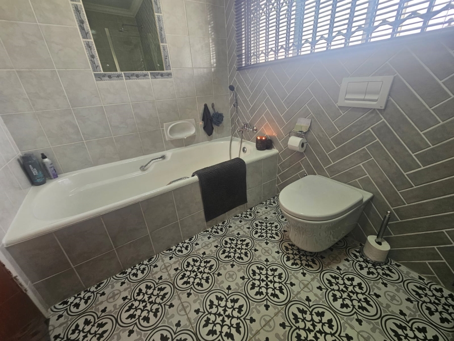 4 Bedroom Property for Sale in Helikonpark Gauteng