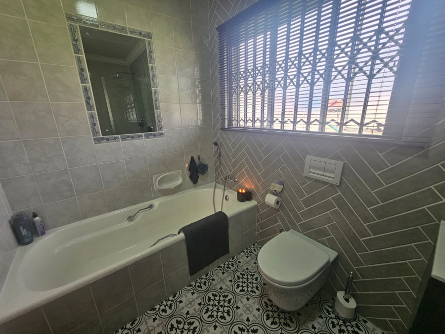 4 Bedroom Property for Sale in Helikonpark Gauteng