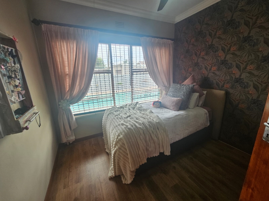 4 Bedroom Property for Sale in Helikonpark Gauteng