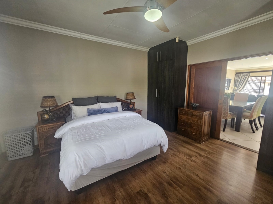 4 Bedroom Property for Sale in Helikonpark Gauteng
