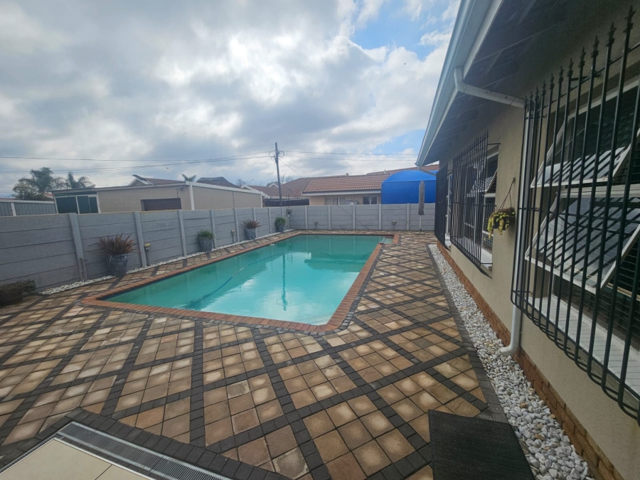 4 Bedroom Property for Sale in Helikonpark Gauteng