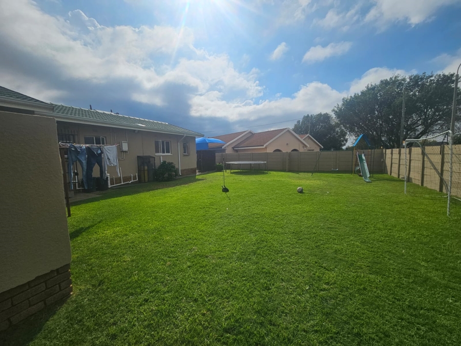 4 Bedroom Property for Sale in Helikonpark Gauteng