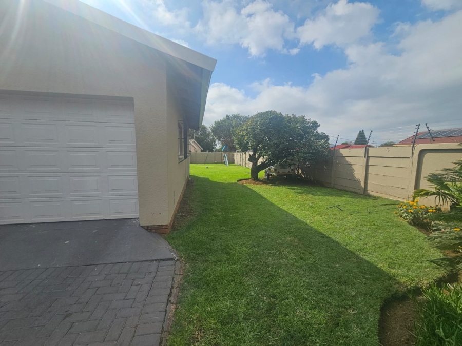 4 Bedroom Property for Sale in Helikonpark Gauteng