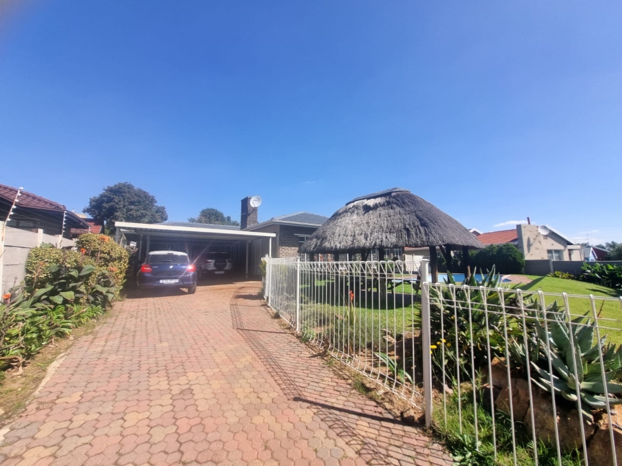 4 Bedroom Property for Sale in Carenvale Gauteng