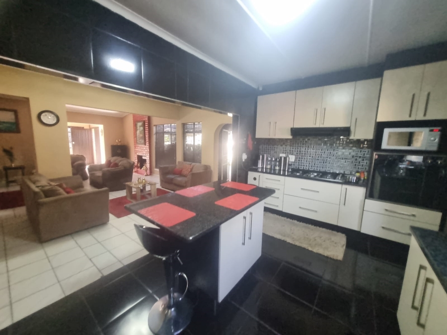 4 Bedroom Property for Sale in Carenvale Gauteng
