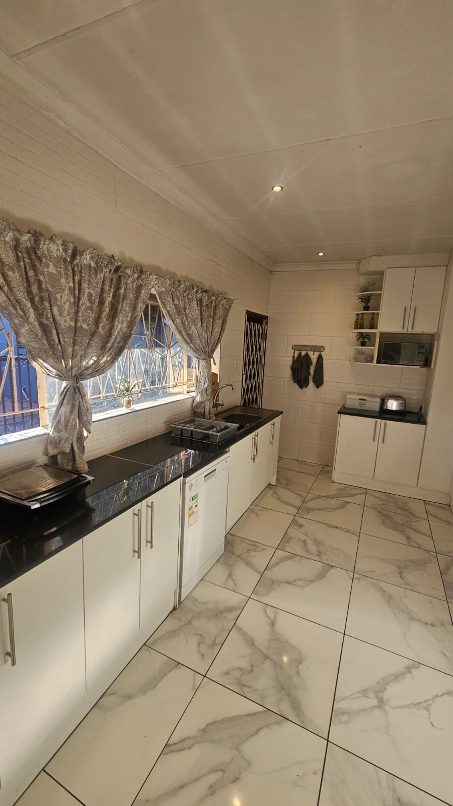 5 Bedroom Property for Sale in Mountain View Gauteng