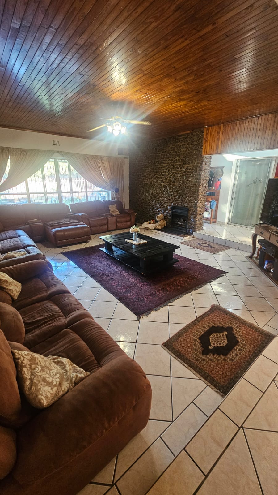 5 Bedroom Property for Sale in Mountain View Gauteng