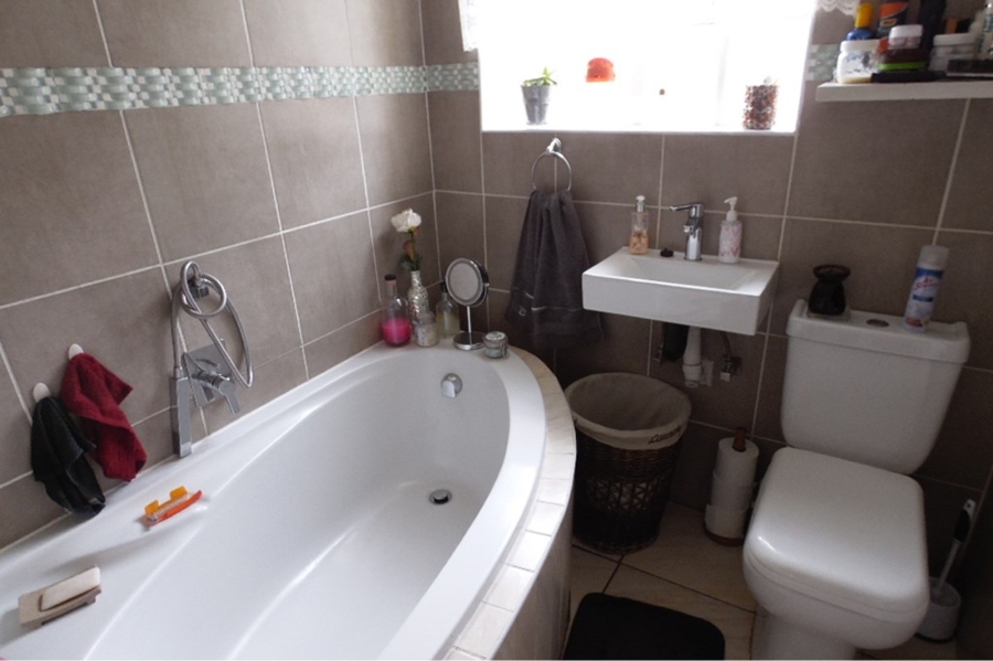 To Let 3 Bedroom Property for Rent in Mulbarton Gauteng
