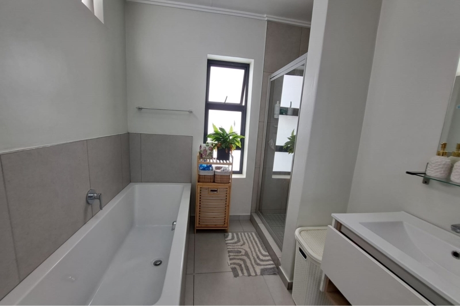 To Let 4 Bedroom Property for Rent in Broadacres Gauteng