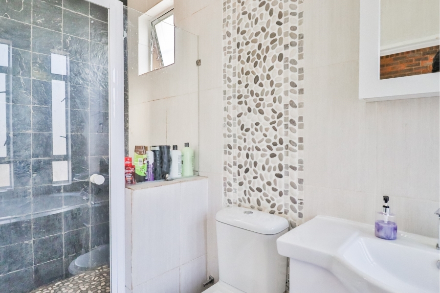 6 Bedroom Property for Sale in Wierda Park Gauteng