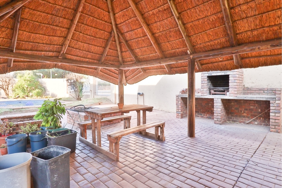 6 Bedroom Property for Sale in Wierda Park Gauteng