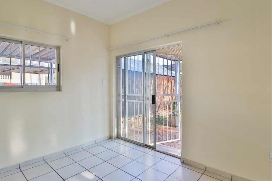 6 Bedroom Property for Sale in Wierda Park Gauteng