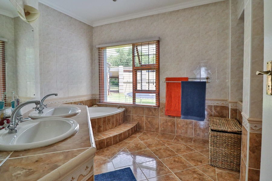 4 Bedroom Property for Sale in Leeuwfontein Gauteng