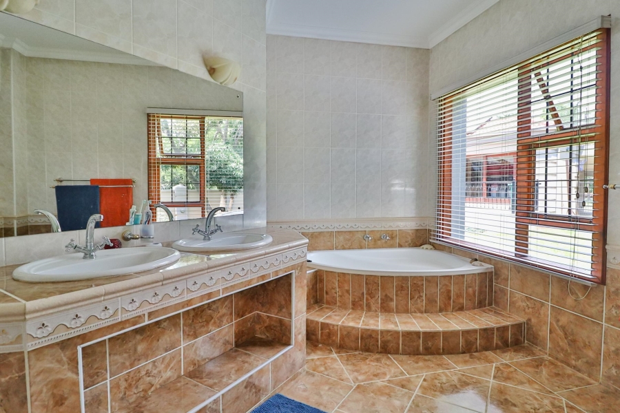 4 Bedroom Property for Sale in Leeuwfontein Gauteng