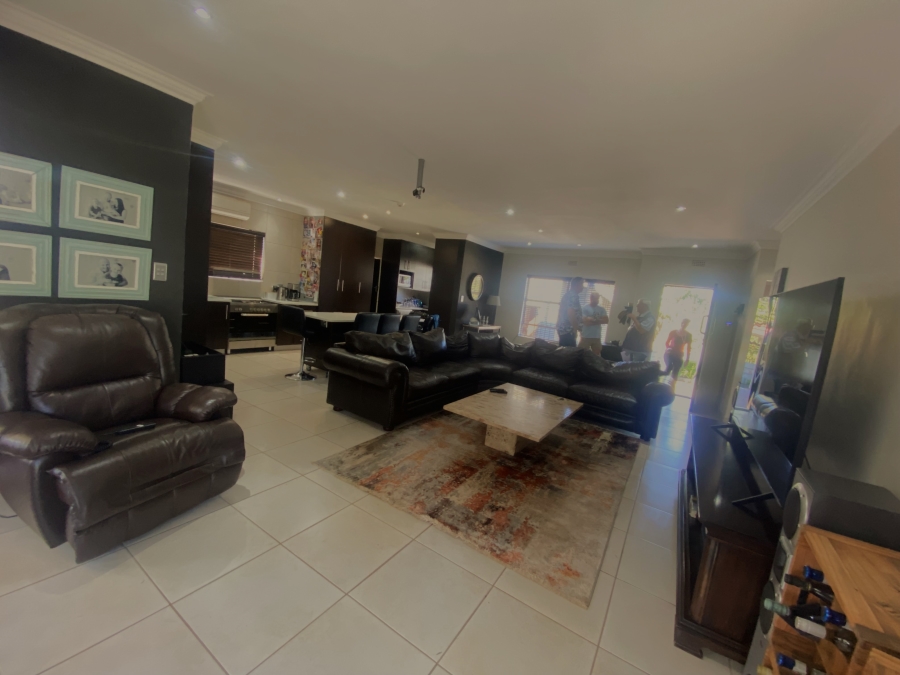 4 Bedroom Property for Sale in Roodekrans Gauteng